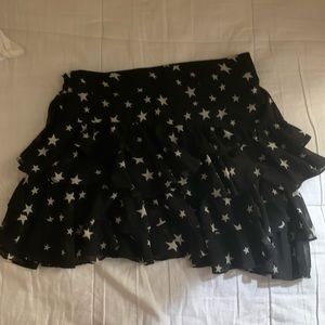 Black star print ruffled skirt